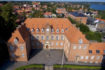Arkæolog Sanne Boddum siger til Midtjyllands Avis, at man i forbindelse med forundersøgelsen blandt andet har fundet omkring 30 huse, hvor det ældste er fra bronzealderen og de øvrige fra yngre jernalder.