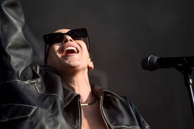 Normalt kan man opleve Medina på en scene - som her på Skive Festival - men nu vil sangerinden også åbne en jordnær café for børn.