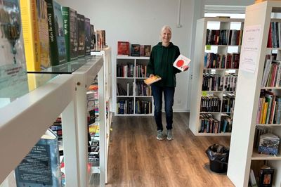 I løbet af et halvt år er minibiblioteket i Ans vokset til 1.000 »yndlingsbøger«. Der er nemlig ikke ubegrænset plads, så kun bøger, som forventes at bringe glæde til mange, må stå der, siger Anne Tvedesøe.