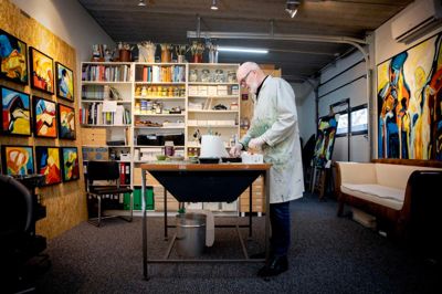 Peter Lundberg har fået atelier et sted lidt ud over det sædvanlige - nemlig hos Box to Box i Pederstrup. Foto: Jakob Stigsen Andersen