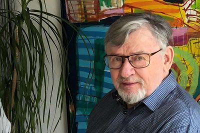 4. december. Frits Laursen, Kjellerup. 80 år. Frits havde sin skolegang på Kjellerup Skole, og efter realeksamen blev han elev i Kjellerup Bank. Her gjaldt de gamle dyder med bankdirektør Christensen ved roret, og Frits følte, at han her var kommet på rette hylde. Han trivedes med bankarbejdet og var en skattet medarbejder. Han dygtiggjorde sig på forskellig vis og fortsatte sin karriere som bl.a. filialdirektør i Randers og senere som leder af den nystartede afdeling af Jyske Bank i Bjerringbro. Sideløbende med sit bankarbejde havde han forskellige bestyrelsesposter og var også formand for hjemstavnsforeningen Busbjerg. Privat var Frits Laursen gift med Margrethe, og sammen havde de sønnen Lars.