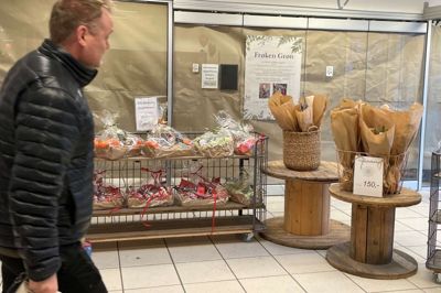 Lige nu er der brunt papir for vinduerne, men på tirsdag åbner en søsterbutik til Kjellerups blomsterbutik Passiflora i Superbrugsen i Ans.