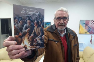 Thorkild Holm fra Brandstrup ved Rødkærsbro her med sønnen, Flemming Nim Holms lokalhistoriske bog, der er baseret på en sand historie genfortalt gennem generationer. Foto: Morten Hallstrøm