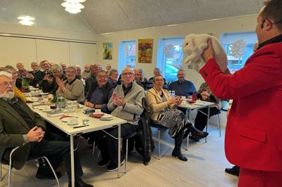 Ingen tryllekunstner uden en hvid kanin. Den manglede heller ikke i går, da Jesper Grønkjær underholdt både damer og herrer i Ans Sognegård.