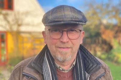 Knud Tybirk og hustruen Thrine trives og involverer sig i dag i livet i landsbyen Langemark på Samsø. Privatfoto