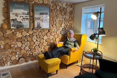 Lotte Arhøj øver sig i at slappe af, når hun har ferie hjemme i Pederstrup. Og hvis hun bliver rastløs, sætter hun noget i gang - eksempelvis projektet med at lime træskiver på endevæggen i sin stue.