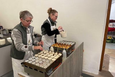 Der blev lavet mange æbleskiver i forbindelse med markedet i Ulstrup. Privatfoto