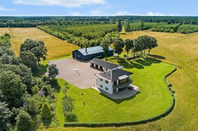Der er gode muligheder for at gå på jagt ved ejendommen med 40 hektar jord. Ejeren Jan Sparre Kobbernagel går selv på jagt og skyder en halv snes stykker vildt på ejendommen om året. Foto: EDC Torben Larsen