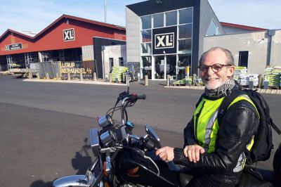 Kurt Hanberg, der er blevet pensionist efter 19 år i Kjellerup Tømmerhandel, mener, at man kan utrolige ting, hvis man får de rette næringsstoffer. Nu skal han hjælpe folk til at få velvære og energi. Foto: Morten Hallstrøm