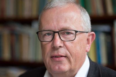 Niels Christian Kobbelgaard, tidligere sognepræst, holder foredrag i Assing Kirkes Sognehus.