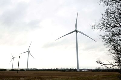 Byrådet har givet dispensation til, at der kan opstilles en tredje vindmølle ved Marsvinslund. Vindmøllerne på billedet er fra et andet projekt. Foto: Tom Laursen