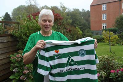 70-årige Erna Pedersen fra Kjellerup har det meste af sit liv fulgt Viborg FF i tykt og tyndt. Og det vil hun blive ved med. Foto: Morten Hallstrøm
