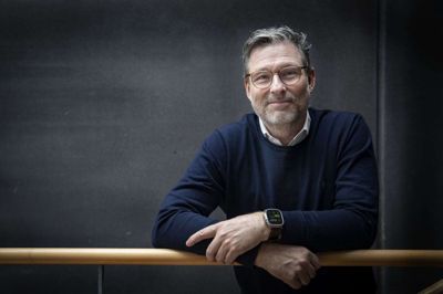 Peter Ferguson har boet i Danmark stor set hele sit liv. Men kan ikke pr. automatik erklæres dansk. Som man kan se på billedet, så er sagen nærmest kun til at le af. Foto: Martin Ballund