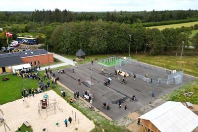 Hjørnet i Arnborg set fra oven med legeplads, mødehus, skaterbane, multibane og fitness. Byens traktørsted Unyttigt.dk havde trillet pølsevognen frem og bød på mad og drikke til de omkring 200 gæster ved den officielle indvielse.