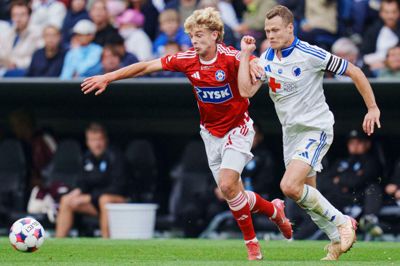 Villads Westh, der her ses i en duel med Viktor Claesson, slap rigtig godt fra sit indhop i Parken, hvor han var med til at bringe SIF'erne tilbage i opgøret.