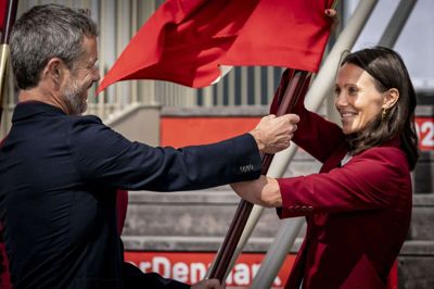 Kronprins Frederik overrakte fanen til Lisa Kjær Gjessing fra Ry, da de danske fanebærere blev offentliggjort 24. juni. En situation, der gjorde både den lokale taekwondokæmper og hendes forældre stolte. Foto: Mads Claus Rasmussen/Ritzau Scanpix