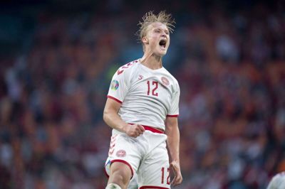Kasper Dolbergs succes nydes specielt meget i Voel, hvor han er opvokset, og hvor han har trænet time efter time helt alene. Her jubler han efter den anden scoring mod Wales og viser en helt ny side af sig selv. Foto: Liselotte Sabroe/Ritzau Scanpix