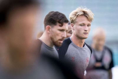 Kasper Dolberg (t.h.) ses her sammen med Pierre-Emile Højbjerg under Danmarks træning på Baku Olympic Stadium i Aserbajdsjan. Foto: Liselotte Sabroe/Ritzau Scanpix