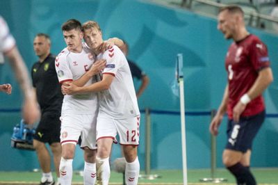 Kasper Dolberg - matchvinder for Danmark. Her fejrer han målet sammen med Joakim Mæhle, der lagde op til scoringen. Foto: Liselotte Sabroe Ritzau/Scanpix