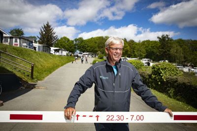 Mike Noble - indehaver af Terrassen Camping i Laven - tager en engelsk landsholdstrøje på, når EM-semifinalen mellem England og Danmark vises på en storskærm i et telt med 400 feststemte rød-hvide danskere. Foto: Martin Ballund