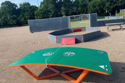 Det spritnye Teqball-bord hos Sejs-Svejbæk IF har både klubbens logo og Robert Skovs nummer og autograf.