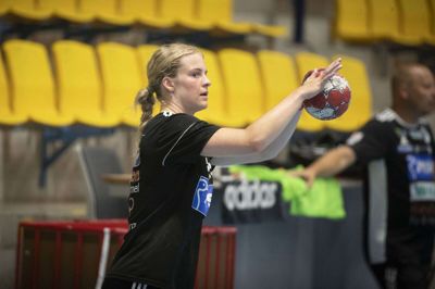 Helene Kindberg - ny operation i knæet betyder, at hun ikke er med til sæsonstarten 1. september. Men hun nød at være med til sæsonens første træniung i Jysk Arena fredag, Både i styrkelokalet og ved lidt spil med bold.