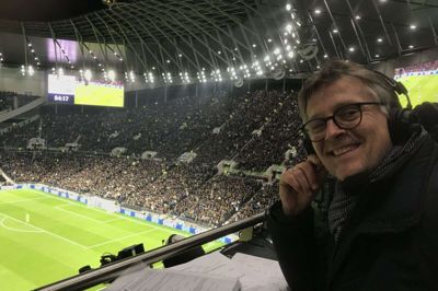 Morten Bruun har som kommentator rejst Storbritannien tyndt, her på Tottenham Hotspurs nye stadion. Det er der kommet en anderledes og meget personlig rejsebeskrivelse ud af. Den fortæller han om på Midtjyllands Avis den 22. oktober. Foto Peter Piil.
