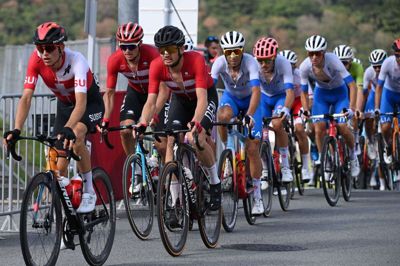 Jakob Fuglsang (nummer to fra venstre) præsenterede sig i en klart forbedret udgave efter sit skuffende Tour de France, men det rakte ikke til en plads på OL-podiet. Her ses den danske kaptajn ved siden af holdkammeraten Kasper Asgreen. Greg Baker/Ritzau Scanpix
