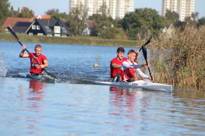 De tre Silkeborg-roere er her i spidsen for enerkajakken. Til venstre er det Mads Brandt Pedersen. Forrest Thorbjørn Rask og lige bag ved ham Nicolai Winther. Privatfoto