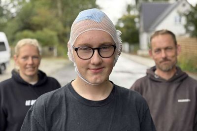 Marcus Kaxe mellem sine forældre Sabina Kaxe og Keld Germandsen. Nu siger lægefaglig direktør undskyld til dem for den manglende ambulance.