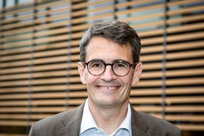 Skolechef Peter Fogde Mikkelsen er som voksen vendt tilbage og har købt hus i den landsby, han voksede op i, og er optaget af at styrke fællesskaberne lokalt.
