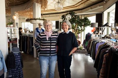 Røde Kors i Vildbjerg-Trehøje holder landsindsamling og jubilæum samme dag. I butikken i Vildbjerg står sekretær Solvejg Smed(t.v.) og formand Conni Fuglsbjerg klar til at udlevere raslebøtter og indsamlingsmateriale til dem, der skal ud at samle ind. Senere på dagen fejres jubilæet på Hotel Vildbjerg.