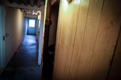 Frem til mandag formiddag havde politiet kun fået en anmeldelse om indbrud i et depotrum i en kælder på Jyllandsgade. Politiet forventer, at der vil komme flere anmeldelser - efterhånden som beboerne ser til deres kælderrum.