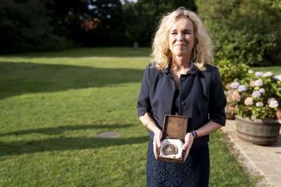 Anja C. Andersen har modtaget 21 hæderspriser. En af dem er Rungstedlundprisen, som dronning Margrethe overrakte i 2024.