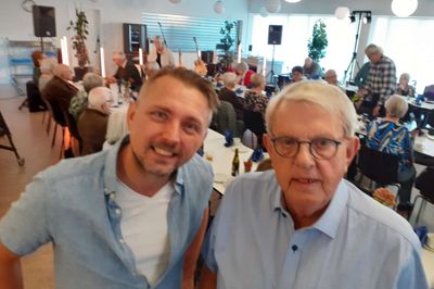 Kristian Rusbjerg og til højre Svend Aage Madsen inden efterårskoncerten på Lind Aktivitetscenter, der trak 90 tilhørere til koncerten med harmonikamusik.