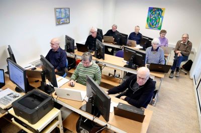 Der arbejdes i stilhed, når holdet på Lind Aktivitetscenter mandag og onsdag graver tilbage i fortiden. Computere og printere er doneret af virksomheder og sponsorer. Der er få ledige pladser på onsdagsholdet.
