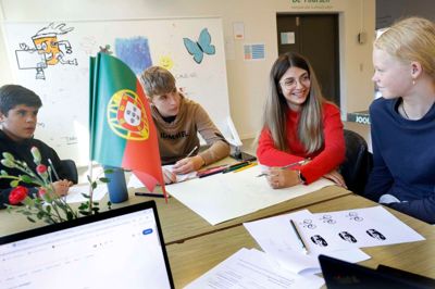 Nye venskaber er så småt ved at spire mellem danske og portugisiske skoleelever. Marie Beck Jeppesen (t.h.) er vært for Leonor Bartholomeu (i rød trøje). Ved siden af hende sidder Gustav Lilholdt Guldhammer og Francisco Silva.