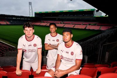 Mikel Gogorza, Paulinho og Pedro Bravo fremviser her den nye tredjetrøje. Den kommer i brug i onsdagens kamp mod Sturm Graz i Europa League.