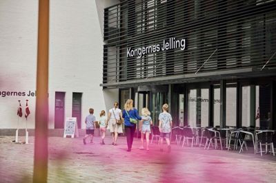 Monumentområdet og oplevelsescentret <em id="emphasis">Kongernes Jelling</em> har årligt omkring 200.000-300.000 besøgende.