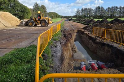 Energinet forstærker elnettet i Vestjylland med en ny 150 kilovolt kabel mellem Videbæk og Herning. Arbejdet begyndte sidste efterår og er nu afsluttet, test fortaget, og der kan nu kobles spænding på kablet.