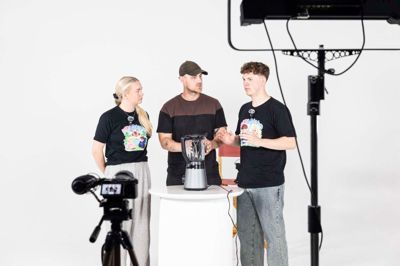 Youtuberne »Nat & David« (t.v) og »Moarten Laursen« bruger studierne på teglvænget til at optage nogle af deres videoer.