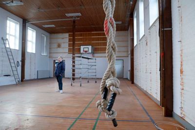 Som en del af det nye rådhus bliver drengenes gamle gymnastiksal på Ikast Vestre Skole ombygget til kontorarbejdspladser. Der bliver lavet en ekstra etage i rummet, så der kan sidde 25 medarbejdere på hver etage.
