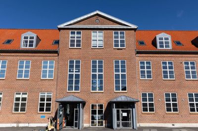 Den smukke, gamle bygning, som indtil 2017 var Ikast Vestre Skole bliver nu til kommunens nye, kommende rådhus. I disse dager rykker medarbejderne ind.