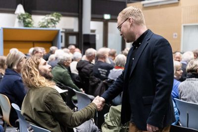 Sådan så det ud i december sidste år, da Ikast-Brande Kommune inviterede til borgermøde sammen med Mediehuset. Tanken var at skabe et arrangement, hvor borgerne kunne stille spørgsmål om alt de forandringer, der venter på det gamle og det nye rådhus. Her ses formanden i udviklings-og erhvervsudvalget Simon Vanggaard (t.h.), som løftede sløret for masterplanen. Få hele overblikket her.