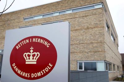 Retten i Herning har varetægtsfængslet en 47-årig mand i 14 dage efter knivstikkeriet på café Cosy. Ved samme sag er en 24-årig afghaner uden fast bopæl anholdt og sigtet for at arbejde på caféen uden arbejdstilladelse. Han fik en bøde på 3000 kroner og forventes udvist af landet.?foto:
