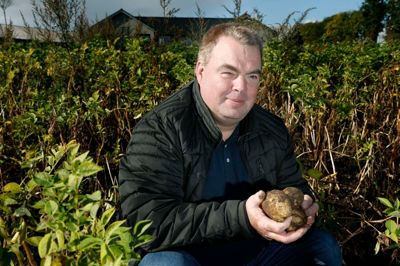I mange år var Torsten Troelsen svinebonde, men efter 17 ekspropriationer og en flytning for fem år siden er han i dag planteavler. Blandt andet er der på de 400 hektar en ny type »pulverkartofler« som skulle være eftertragtede i fødevareindustrien på grund af et lavt stivelsesindhold. Lørdag 4. oktober fylder landmanden 50. De efterfølgende uger bliver der drøn på, fordi fødselaren har meldt sig ind i kampen om de 31 pladser i Herning Byråd. Han stiller op som spidskandidat for Danmarksdemokraterne.