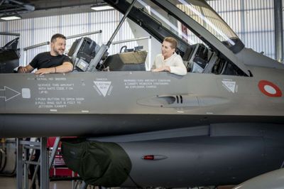 Droner er set ved Skrydstrup Lufthavn ved Vojens, hvor Ukraines præsident, Volodymyr Zelenskyj, og statsminister Mette Frederiksen så på F-16 kampfly i 2023. (Arkivfoto).