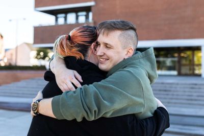 En stor gensynskrammer mellem Mia Kejlstrup og Nico Melin Larsen. Hun er en af de venner, som har hjulpet ham ud af ensomheden. Sammen markerede de, at vi i Danmark skal have endnu mere fokus på ensomhed.