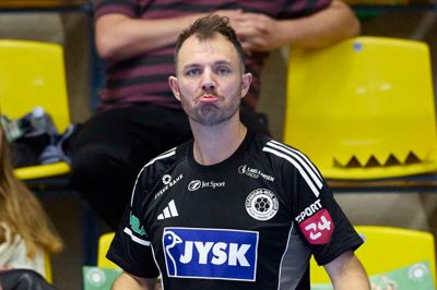 Silkeborg-Voels cheftræner Peter Schilling Laursen har lige problemer på højreback-positionen.