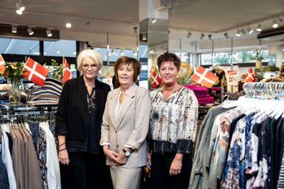 En del af personalet fra Aaskov Modetøj i Bredgade, hvor der for tiden er jubilæumssalg. Fra venstre: Susanne Nykjær, Sonja Flensborg og Anita Jepsen.
